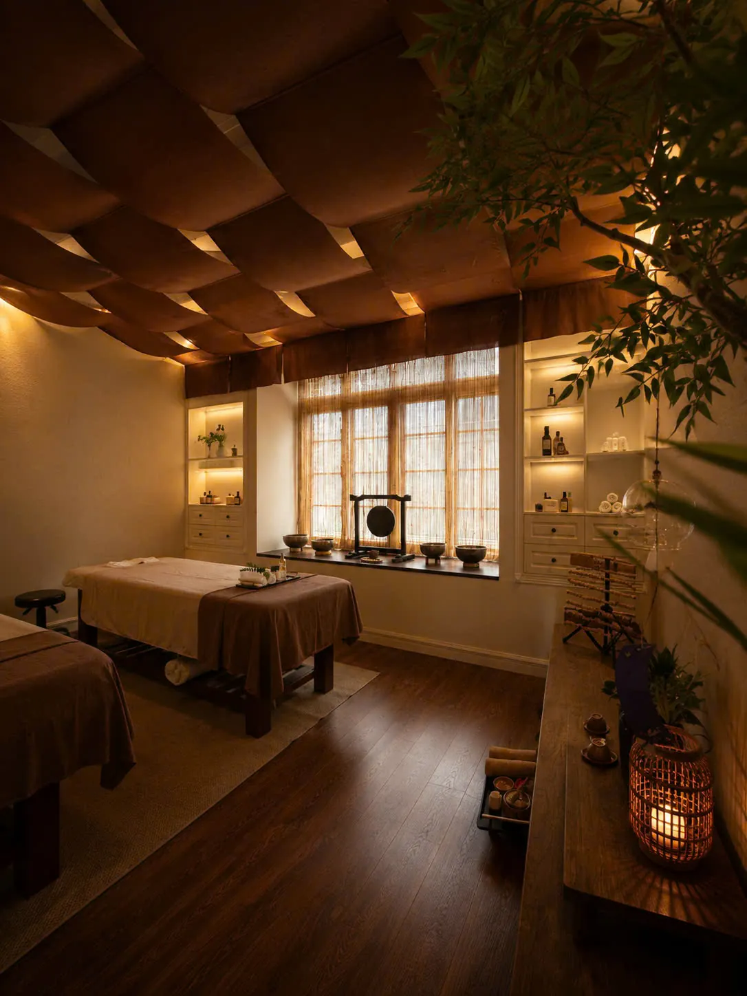 Phòng chăm sóc cơ thể riêng tư tại Soulnest với rèm tre và chuông xoay